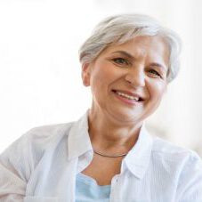 Ältere Dame mit weißen Haaren in Betreuung