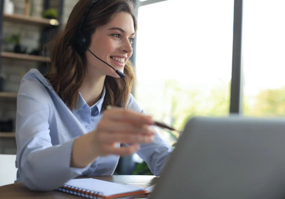 Frau-mit-Headset