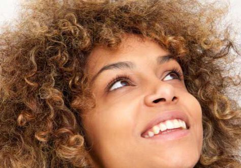 LungJunge afroamerikanische Frau die lächelt